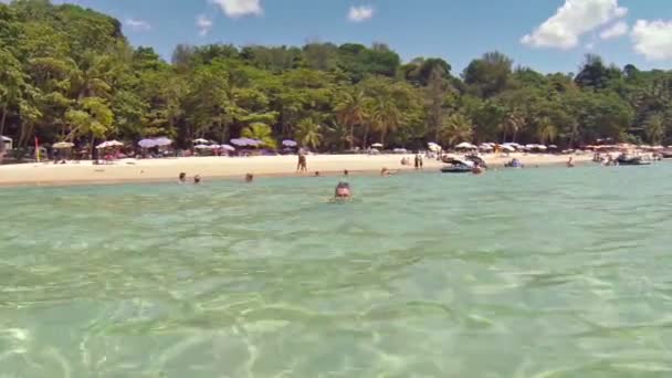 A turisták úszás és játszani a meleg trópusi vizekben az Andamán-tenger ebben a gyönyörű. homokos strandja Phuket. Thaiföld. — Stock videók