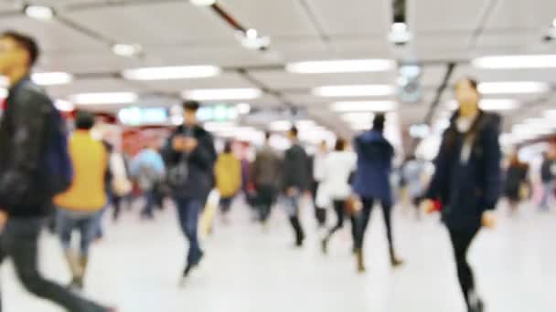 Multitud de personas paseando por una estación de metro ocupada — Vídeo de stock