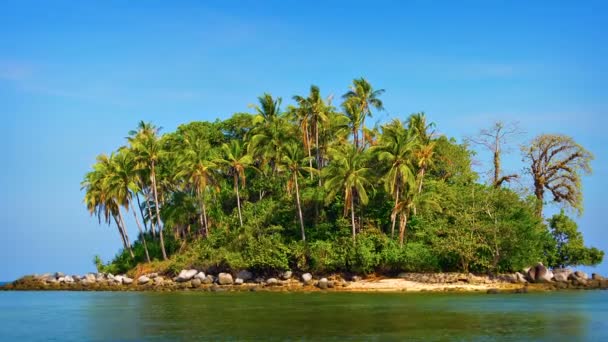 Obebyggd liten tropisk ö nära Phuket i södra Thailand. — Stockvideo