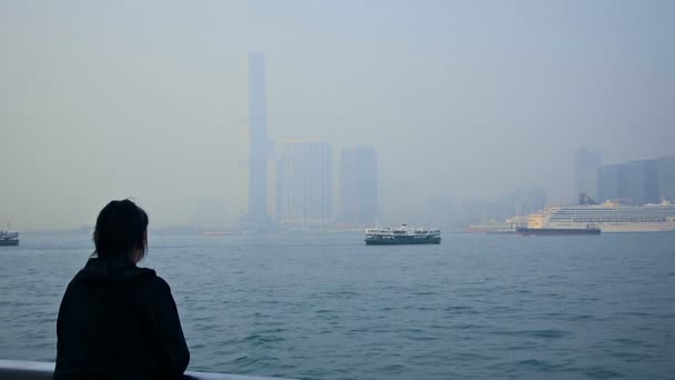 Turista nézte a kikötőben a Major Metropolitan City Ázsiában — Stock videók