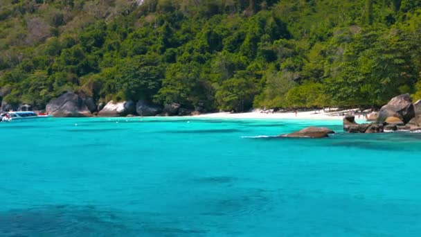 Výletní čluny zakotvené z nádherné. Bílý písek. Tropická Pláž — Stock video