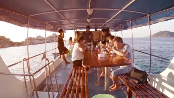 Οι τουρίστες απολαμβάνουν ένα νόστιμο γεύμα στο πλωτό σκάφος τους καθώς ταξιδεύουν στα εστιατόρια της πόλης, διάσημα και προστατευμένα νησιά Κήσαν στην τροπική θάλασσα Ανταμάν. — Αρχείο Βίντεο