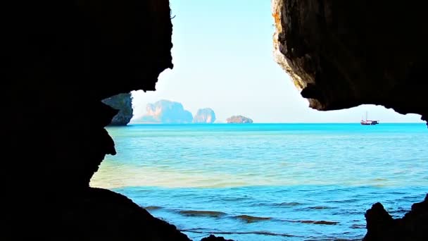 Rotsachtige tropische kustlijn van de monding van een grot — Stockvideo
