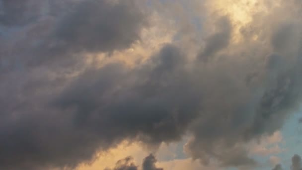 Пушистые облака, дрейфующие по небу в тусклом свете — стоковое видео