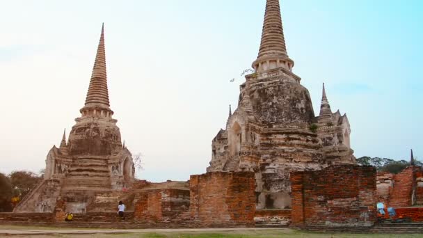 Turyści w świątyni ruiny buddyjskiej w Azji Południowo-Wschodniej-Wat Phra Si Sanphet — Wideo stockowe