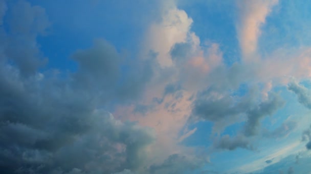 Nubes esponjosas en Sunset. Cambiando gradualmente el color en la luz que se desvanece — Vídeos de Stock