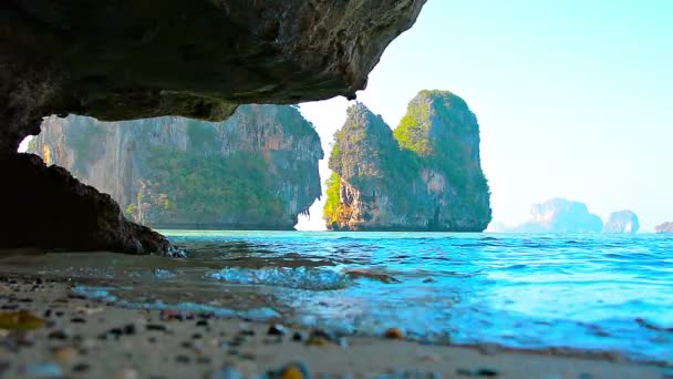 Rocas y acantilados masivos a lo largo de una costa tropical. con sonido — Vídeo de stock