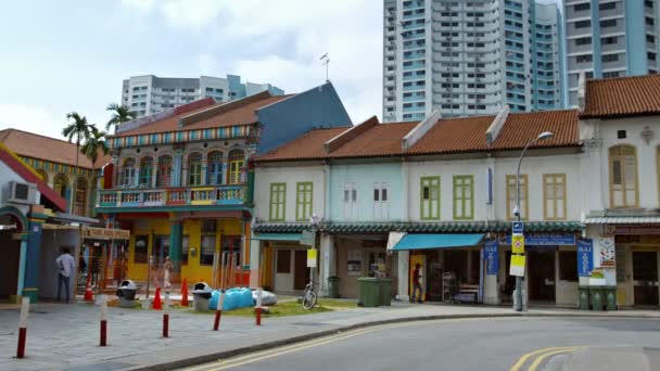 Krasser Kontrast zwischen dem Traditionellen. Architektur im alten Stil des indischen Viertels. und der moderne Stil der Wohnungstürme im Hintergrund — Stockvideo