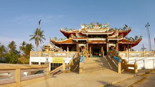 Tha ルア神社。プーケット島で最も有名な道教の神社します。そのカラフルで華やかなドラゴン モチーフの装飾が施されました。. — ストック動画