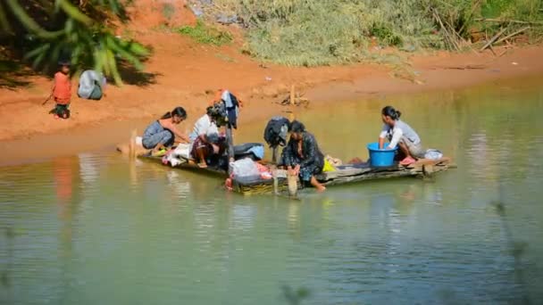 Des Birmanes indigènes. travailler ensemble. laver les vêtements à la main sur la rive boueuse du lac Inle . — Video