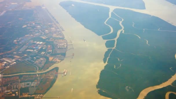 Vista aérea de um delta verdante em um rio navegável — Vídeo de Stock