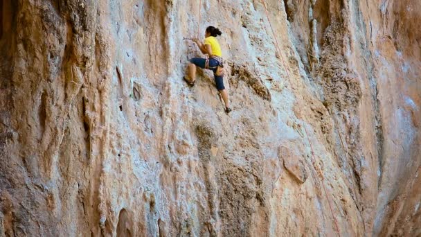 Tapasztalatlan turisztikai abseils puszta sziklafalak segítségével a biztonsági kötél Ao Nang. Thaiföld — Stock videók