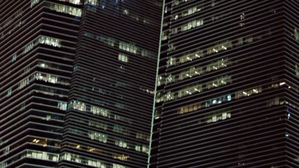 Tours de bureaux contemporaines dans une grande ville la nuit — Video