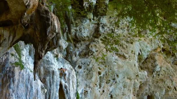 Brave touriste escalade un précipice de pierre calcaire pure — Video