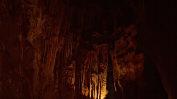 Caverna de morcego iluminada com belas formações rochosas — Vídeo de Stock