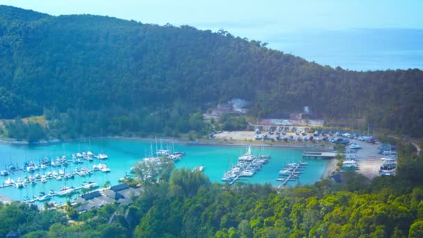 Magnifique. vue aérienne du port de Rebak Marina Resort. situé sur l'île de Rebak. Malaisie . — Video