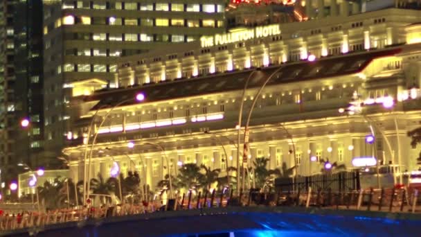 Zoom della bella. facciata illuminata del Fullerton Hotel di notte — Video Stock