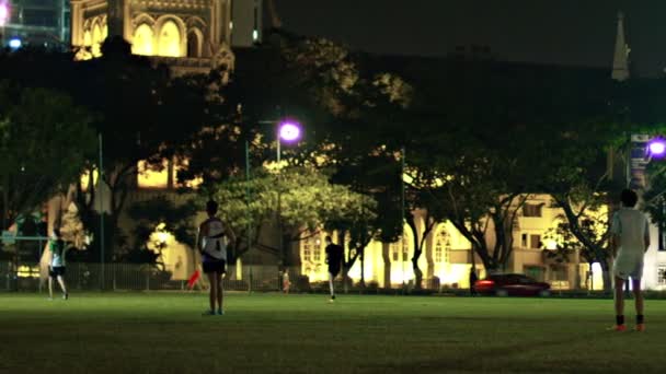 Futebolistas jogar jogo noturno perto de St. Andrews Anglican Cathedral — Vídeo de Stock