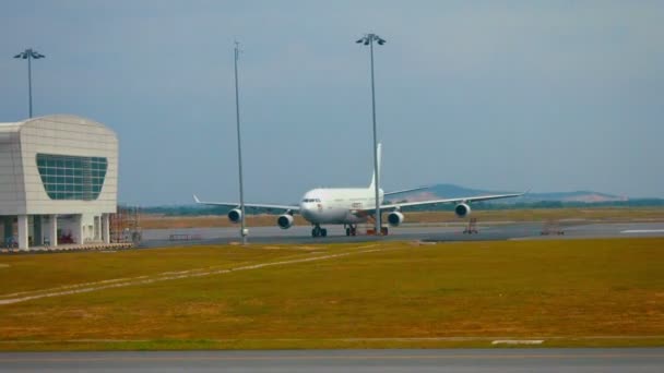 Tracking shot of a jumbo jet parking on the tarmac at Kuala Lumpur International Airport. en Malasia . — Vídeos de Stock