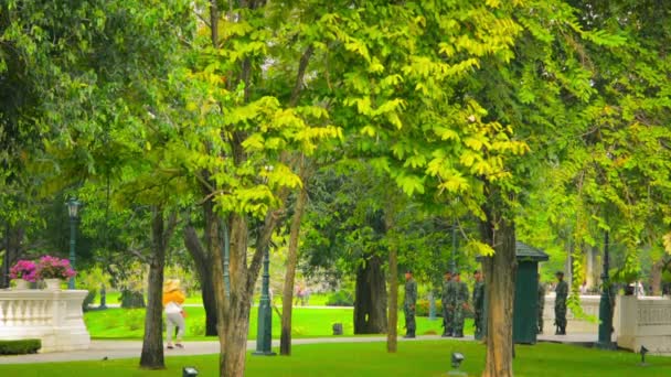 Byte av vakt i parken nära Bang Pa-in Palace — Stockvideo