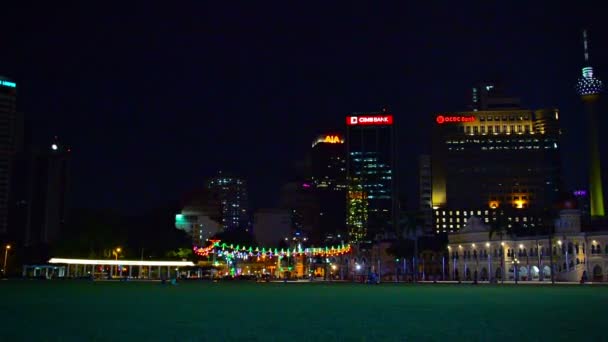 Praça Merdeka. Praça nacional da Malásia em Kuala Lumpur. iluminado à noite com o horizonte urbano da cidade em segundo plano . — Vídeo de Stock