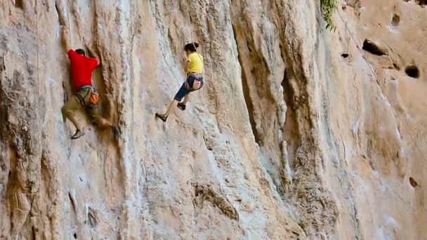 Cesur turistler. dönüşümlü tırmanma ve Ao Nang güvenlik halatları yardımıyla dik bir kaya yüzü rappelling. Tayland — Stok video