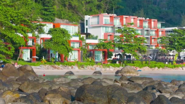 KAMALA. PHUKET. TAILANDIA - CIRCA DIC 2014: Panorámica de complejos turísticos de lujo con vistas a los turistas en una playa de arena . — Vídeos de Stock