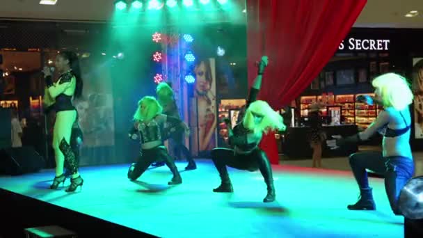 普吉岛。泰国 - Circa 2015： 在普吉岛中央节日购物中心的歌舞舞台表演。泰国. — 图库视频影像