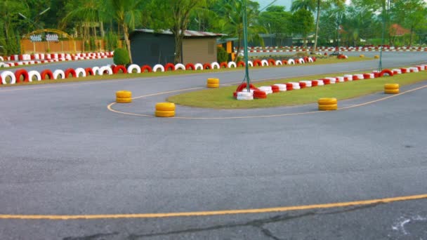 PHUKET. TAILANDIA - CIRCA FEB 2015: Turistas en karts. Rodeando un giro de alfiler en Patong Go-Kart Speedway en Kathu. Phuket. Tailandia . — Vídeos de Stock