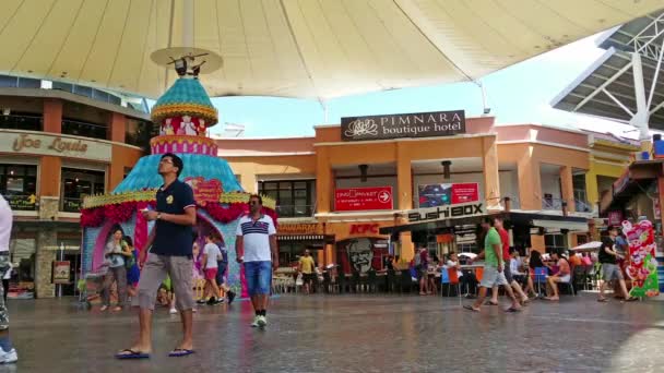 巴东普吉岛。泰国 - Circa 2015 年 1 月：游客和购物者漫步在巴东度假城市 Jungceylon 购物中心的庭院中. — 图库视频影像