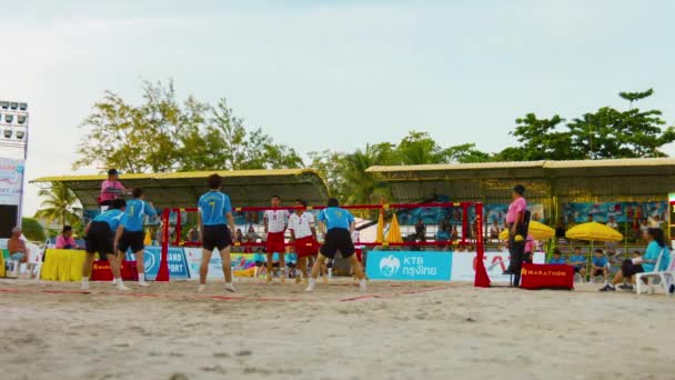 Patong. Phuket. Tajlandia-17 lis 2014: irański Sepak takraw zespół wyniki przeciwko Korei, blokując potężny Smash. Asian Beach gry Phuket. Tajlandia. 17 listopada. 2014. — Wideo stockowe