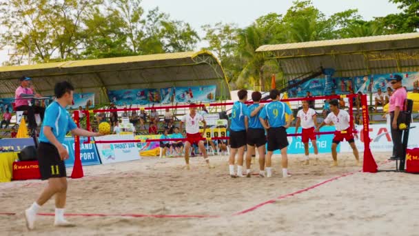 PATONG. PHUKET. THAILAND - 17 NOV 2014: A equipe coreana Sepak Takraw marca contra o Irã usando uma pancada na cabeça nos Jogos Asiáticos de Praia em Phuket, Tailândia. 17 de Novembro. 2014 . — Vídeo de Stock