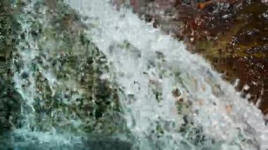 Asya'da Küçük Şelale Ferahlatıcı Ses