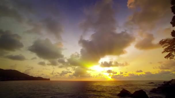 Пухнасті хмари на заході сонця в Тімице — стокове відео