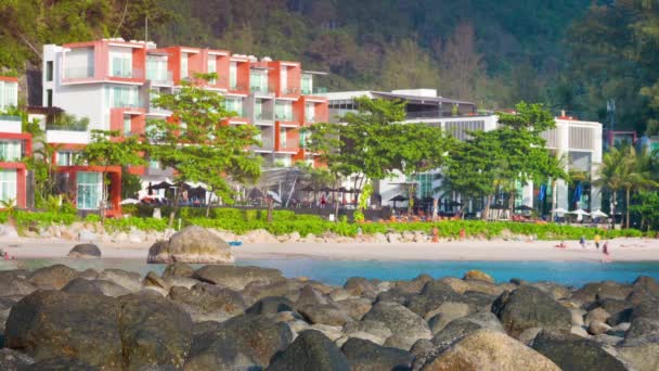 KAMALA. PHUKET. THAILAND - CIRCA DEC 2014: Tourists strolling along picturesque. Kamala Beach. a popular travel destination in Southeast Asia. — Stock Video