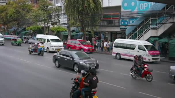 BANGKOK. TAILANDIA - CIRCA FEB 2015: Típico. Tráfico urbano en una carretera transitada en el centro de Bangkok. Tailandia — Vídeo de stock
