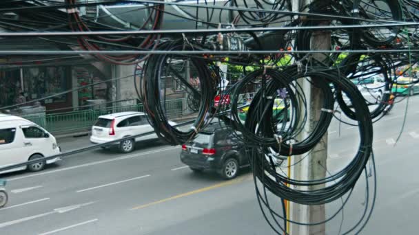 BANGKOK. THAILANDIA - CIRCA FEB 2015: Disordinato. bobine simili a spaghetti di fili telefonici e dati appesi a pali di cemento sono una vista comune in ambienti urbani in tutta l'Asia . — Video Stock