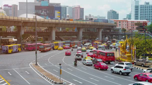 BANGKOK. TAILANDIA - CIRCA FEB 2015: Tráfico pesado en una intersección ocupada en el centro de Bangkok. Tailandia — Vídeos de Stock