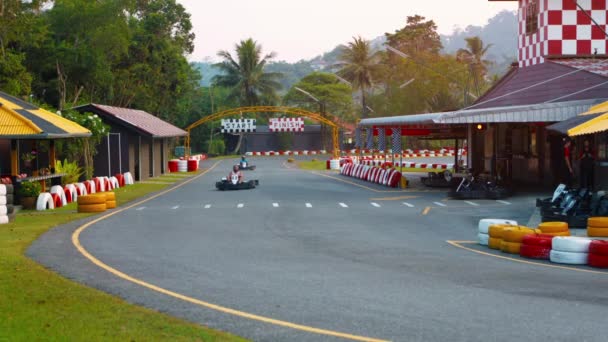 Phuket. Tayland - Circa Feb 2015: Kathu Patong Go-Kart Speedway bir yarışta yarışan insanlar. Phuket. Tayland. — Stok video