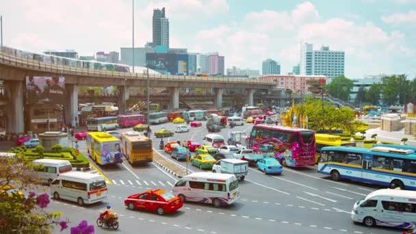 Бангкок. ТАИЛАНД - CIRCA FEB 2015: Тяжелый городской трафик на оживленном перекрестке в центре Бангкока. Таиланд — стоковое видео