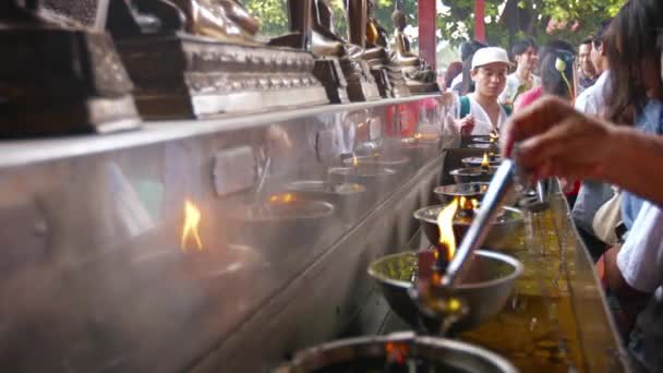 Αγιούταγια. Ταϊλάνδη-περίπου Φεβ 2015: βουδιστές διεξαγωγή θρησκευτικών τελετουργικών στο βωμό στο Wat Yai τσάι Μονκον στην Ταϊλάνδη. — Αρχείο Βίντεο