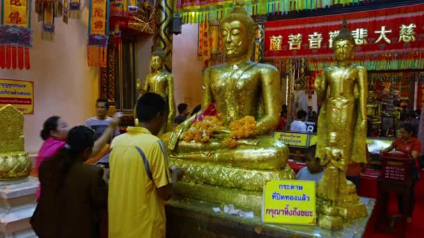 Ayuthaya. Thailand-circa feb 2015: Boeddhistische aanbidders vertrekken offers en bieden gebeden aan een Boeddhabeeld in Wat Phanan Choeng in Ayutthaya. Thailand. — Stockvideo