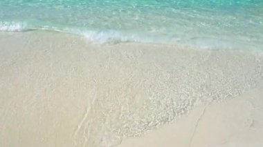 Küçük Dalgalar Yavaşça Tayland Similan Adaları bir Plaj Yıkama