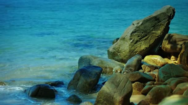 Lindo. Boulder-Strewn. Praia tropical no sul da Tailândia — Vídeo de Stock