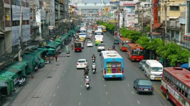 Bangkok. Tayland - Circa Şubat 2015: Sıradan şehir sokaklarında trafik