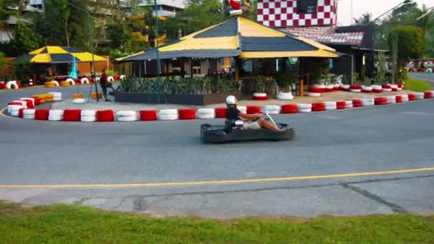 Phuket. Thailand - ca. Feb 2015: Tourist rast in einem Go-Cart auf Patong Go-Kart Speedway in Kathu um eine Kurve. phuket. Thailand. — Stockvideo