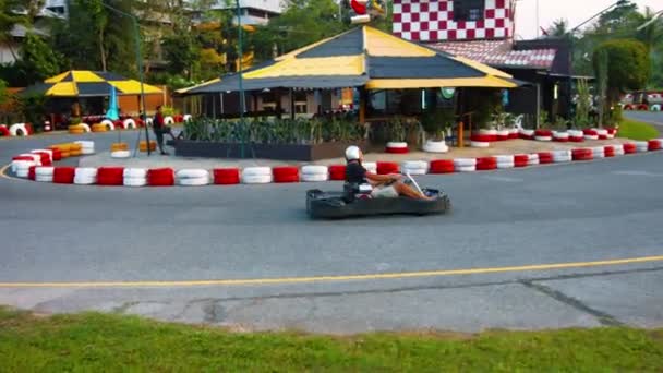 PHUKET. TAILANDIA - CIRCA FEB 2015: Turista se apresura a dar una vuelta en un go-cart en Patong Go-Kart Speedway en Kathu. Phuket. Tailandia . — Vídeos de Stock