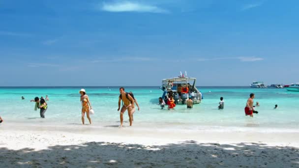 ISLAS SIMILANAS; TAILANDIA - CIRCA FEB 2015: Turistas en la playa de arena. Barcos para llevar gente a la isla Ko Similan — Vídeos de Stock