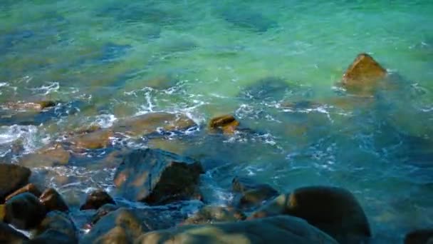 タイの熱帯のビーチの岩の上の穏やかな波の洗浄 — ストック動画