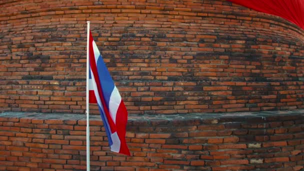 Тайська Національний прапор у вітчизняній презентації в Аюттхая — стокове відео